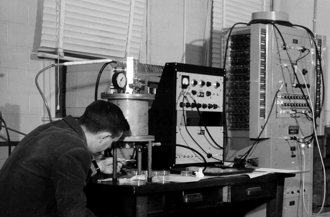 A Frisch grid chamber, a device for detecting emissions of different radiactive elements, designed by Rona.